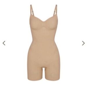 SKIMS SEAMLESS SCULPT MID THIGH BODYSUIT CLAY BEIGE MEDIUM